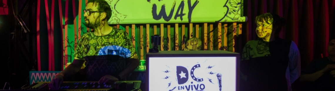 Hombre haciendo una presentación en un bar