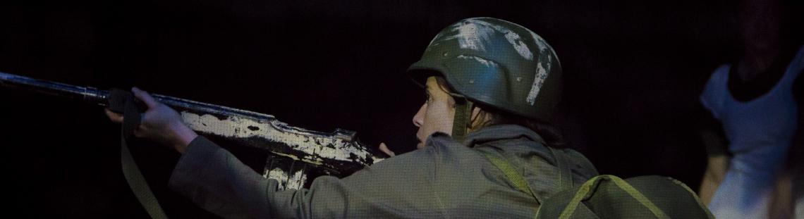 Soldado apuntando con un rifle