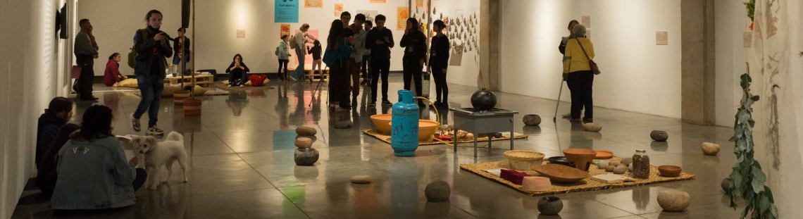 Personas en un museo