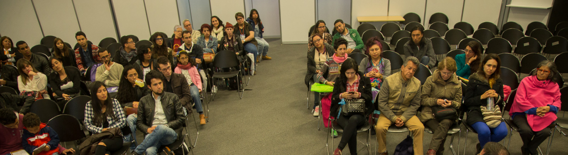 Personas reunidas en un foro