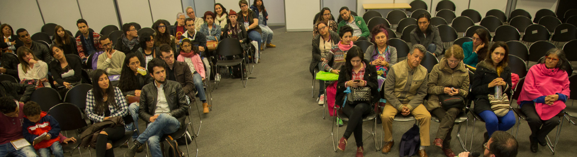 Personas participando de una actividad en un salón