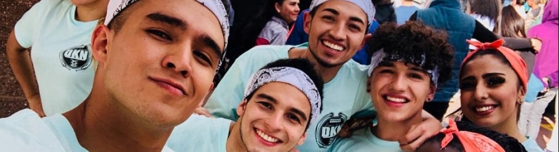 Grupo de jovenes posando para la cámara