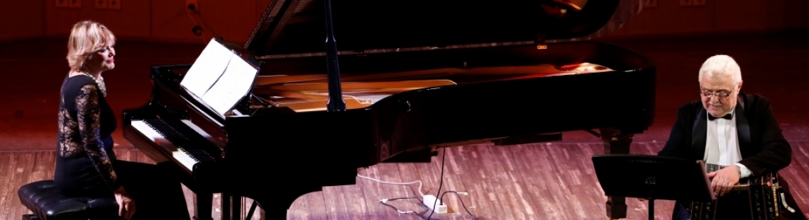 Daniel Binelli y Polly Ferman en un escenario tocando el piano