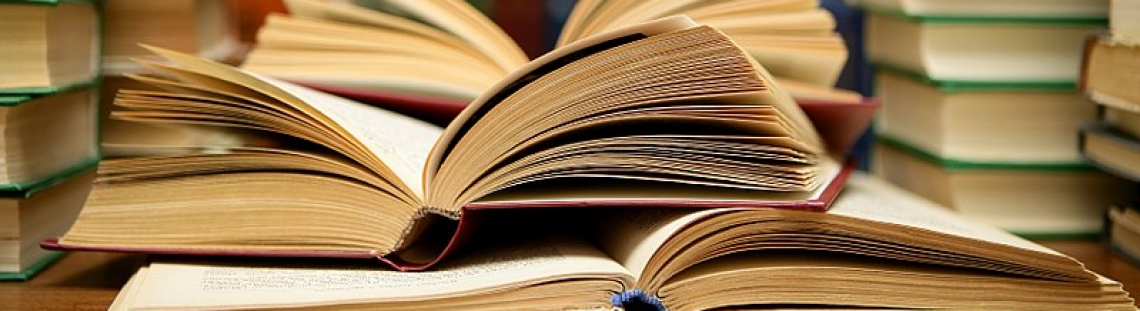 Libros encarrillados y abiertos sobre una mesa