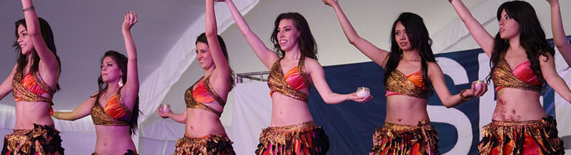 Mujeres ahciendo danzas orientales