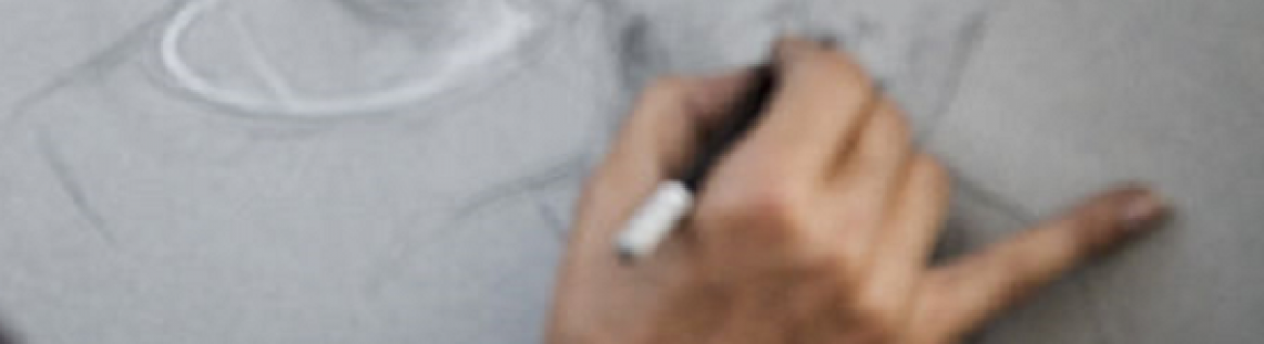 Mano dibujando sobre papel blanco