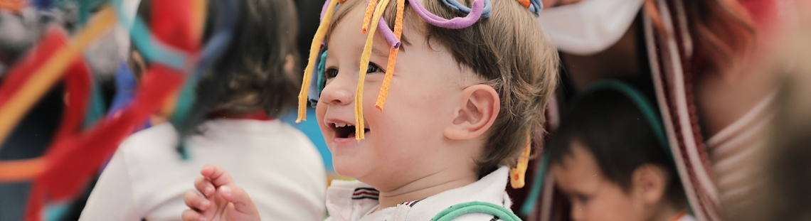 Niño jugando con material de colores