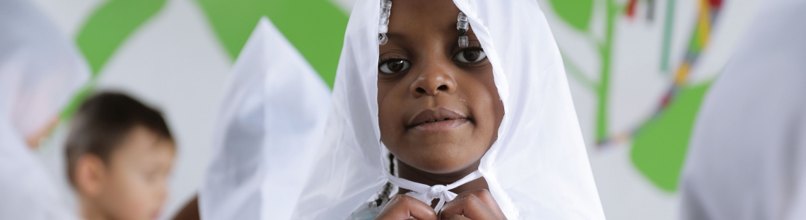 Niña vestida con juego de experiencia artística del Programa Nidos