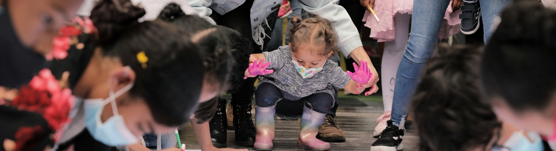 Niños y adolescentes participando de actividad artística