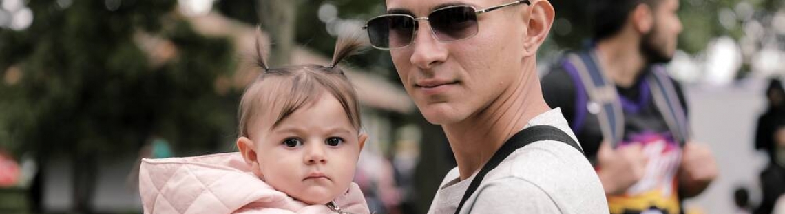 Papá con bebé en cargador