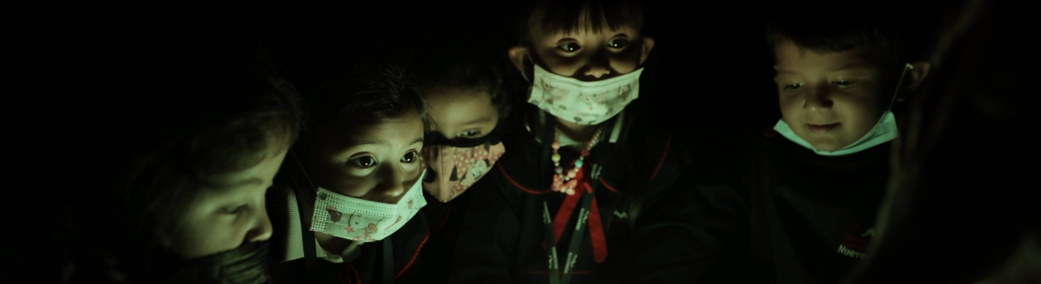 Niños en primera infancia jugando con la luz