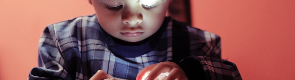 Bebé jugando con caja de luz