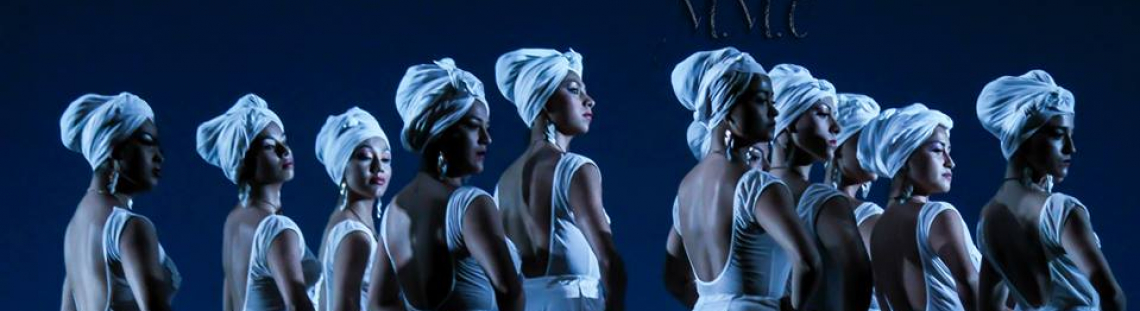 Bailarinas vestidas de blanco con turbante en escena