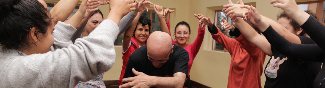 Maestro de danza rodeado por bailarinas