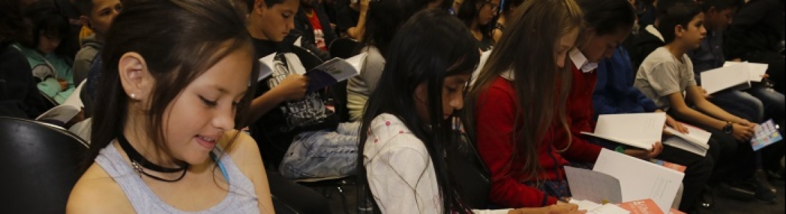 Niñas el Programa Crea leyendo en el marco de la FILBo