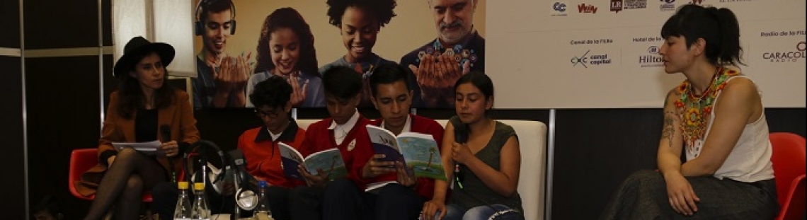 Jóvenes del Programa Crea en un evento de la FILBo