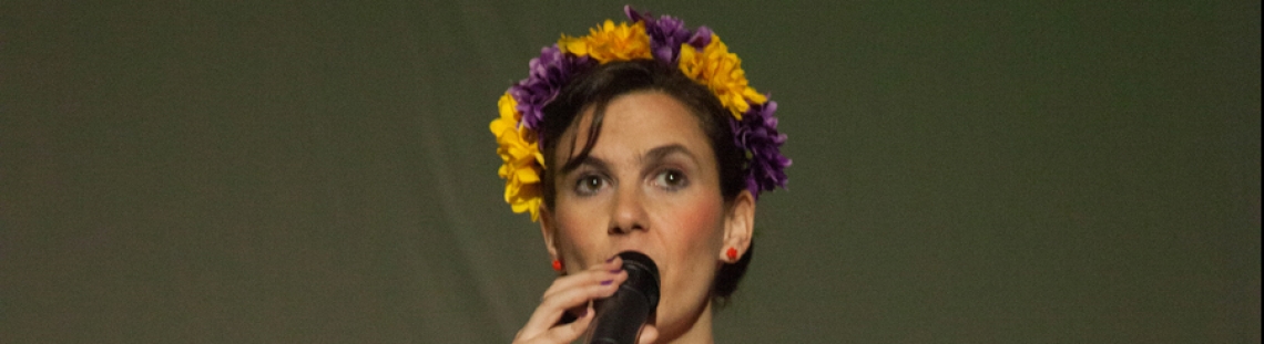 Mujer con micrófono