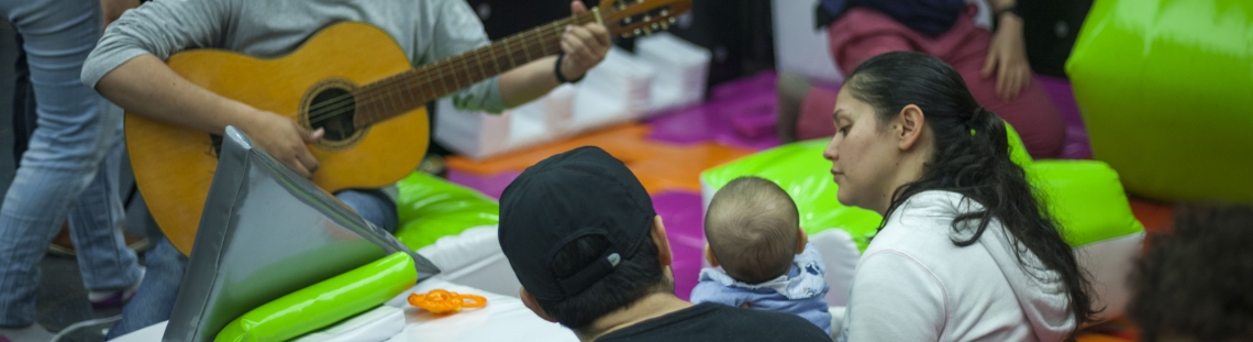 Familia participando en una actividad lúdica