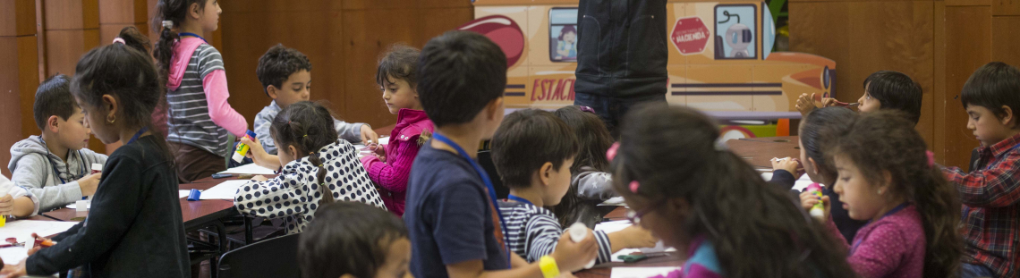 Niños participando en una actividad creativa