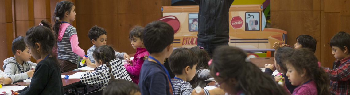 Jóvenes participando en una actividad de aprendizaje