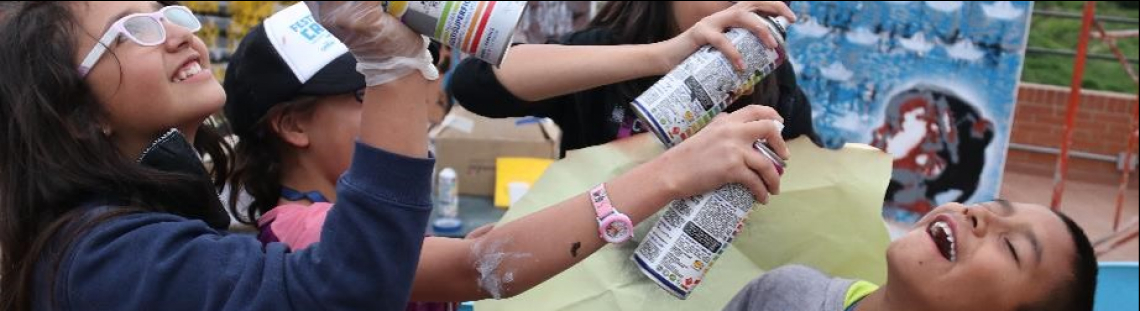 jóvenes del Programa Crea participando en una actividad artística.