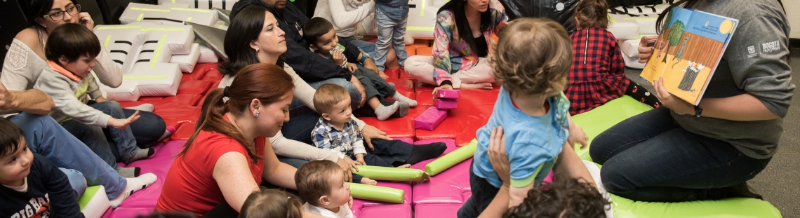 Niños, bebés y mujeres participando de una actividad de Astrobebéss