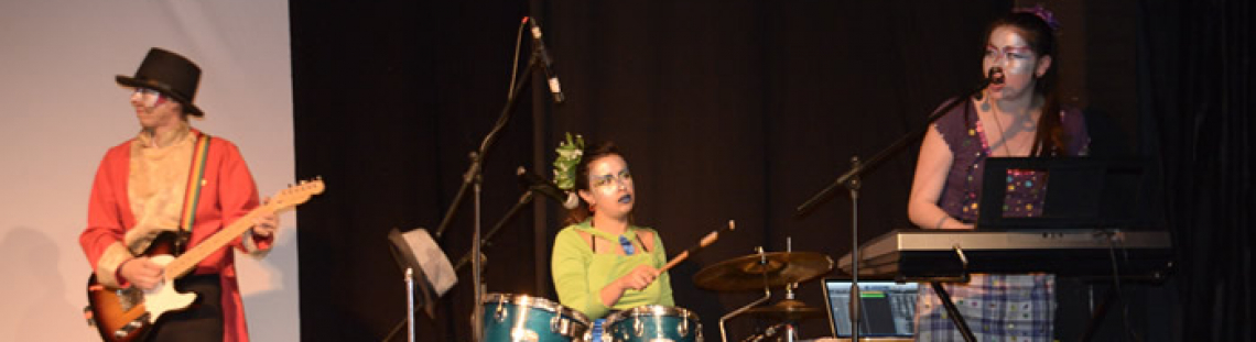 Musicos en escena con instrumentos