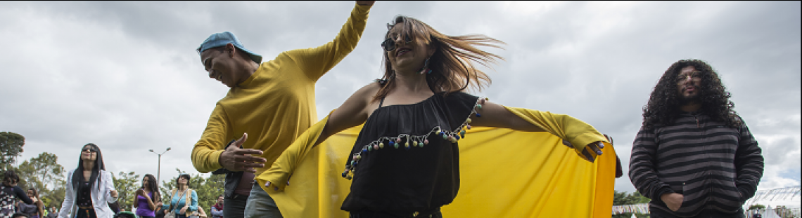 Personas al aire libre con bandera