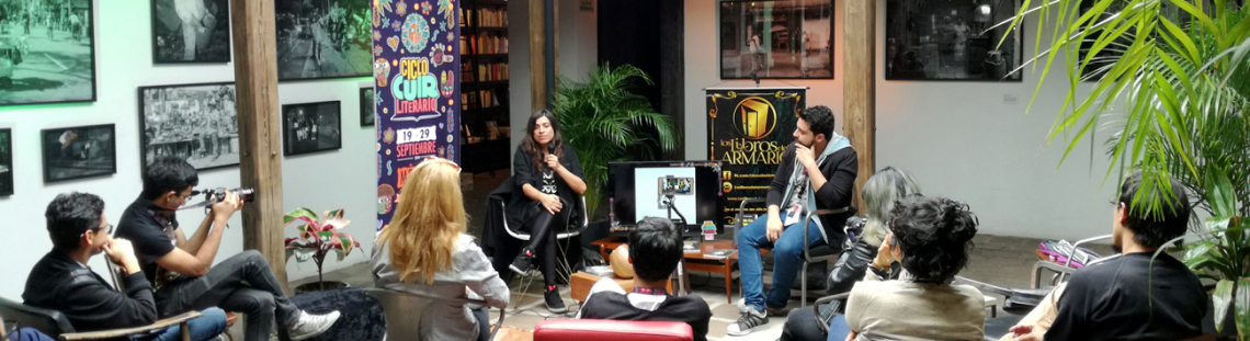 Personas participando en los Miércoles Editoriales en la Librería El Amanuense