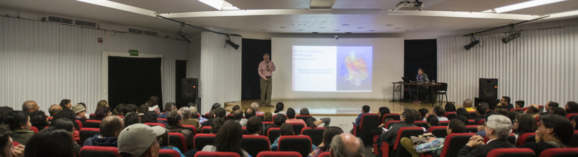 Conferencista y público en un salón