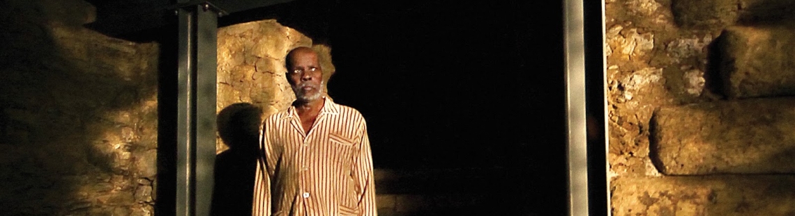 Hombre afro en una bodega