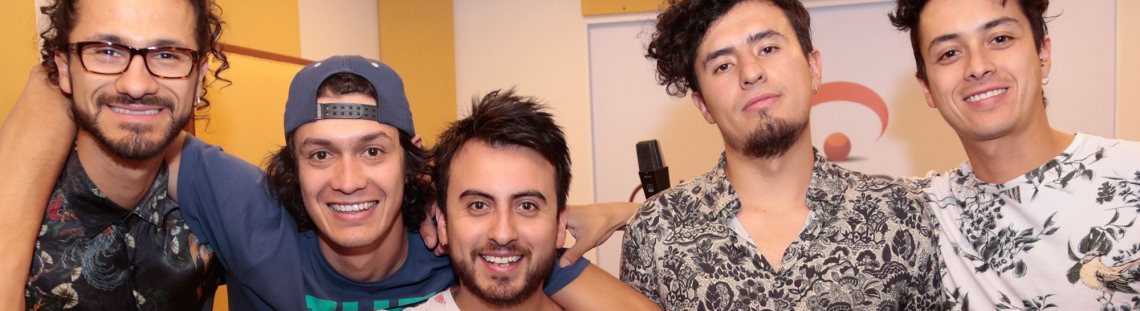 Hombres posando para la cámara