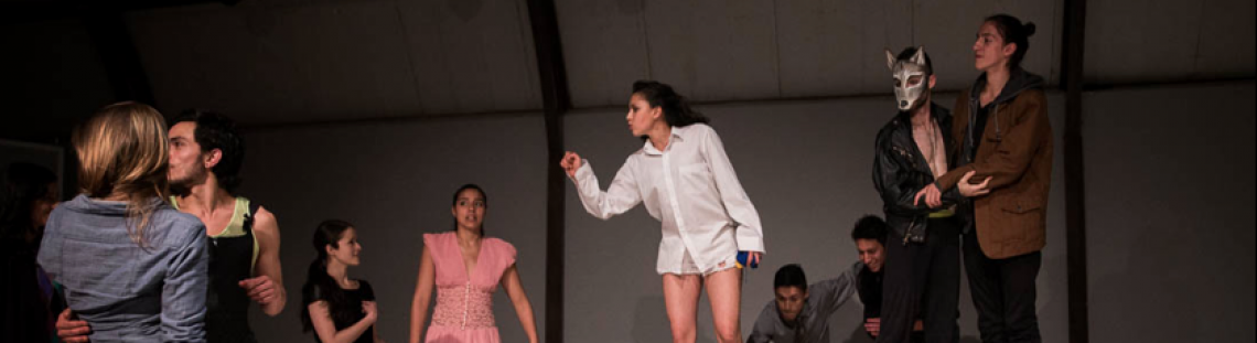 Artistas actuando y bailando en un escenario