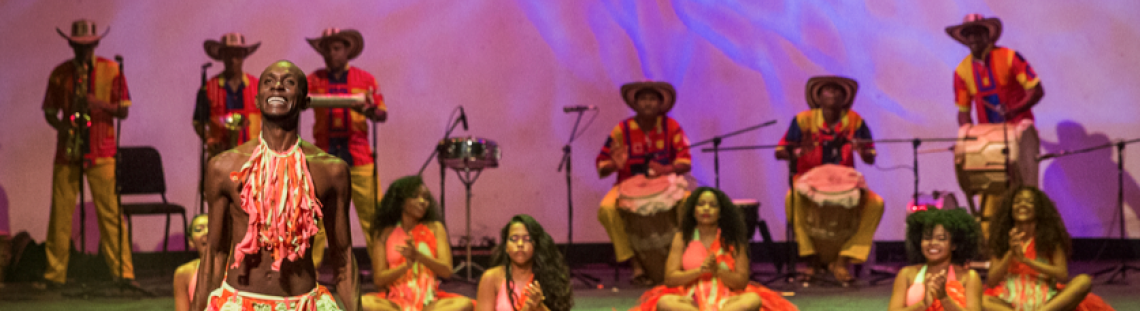 Grupo de bailarines en el escenario