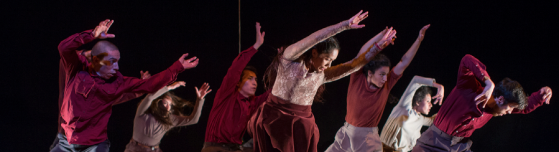 Personas bailando en un escenario