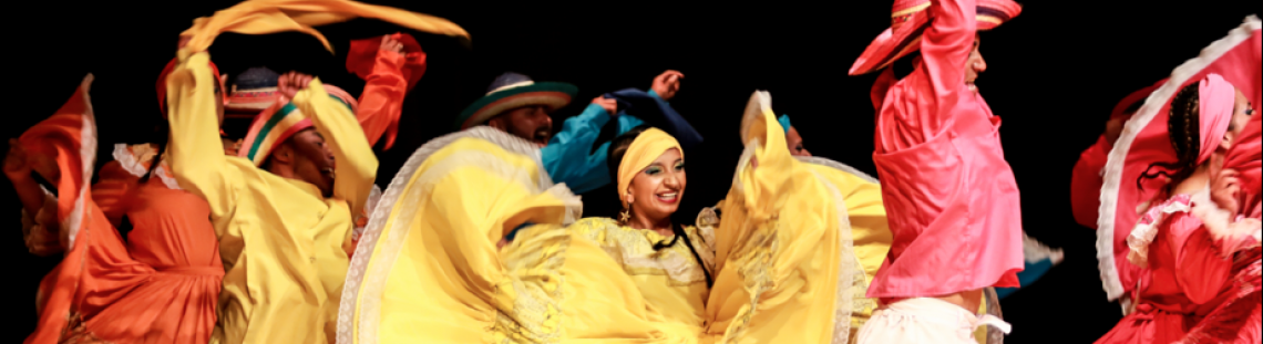 Hombres y mujeres danzando con vestidos coloridos y alegres
