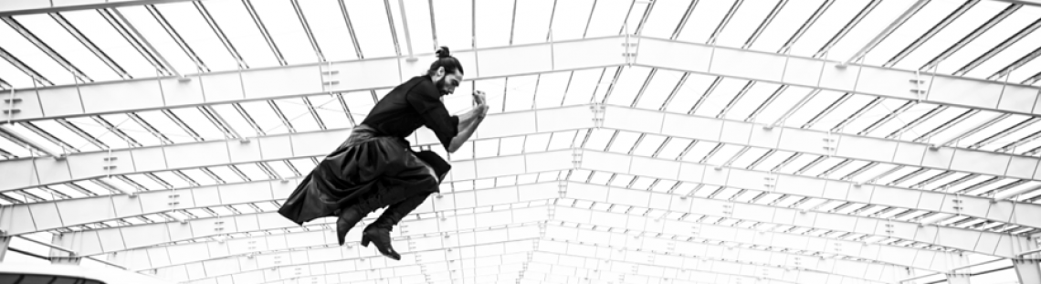 Hombre danzando en el aire