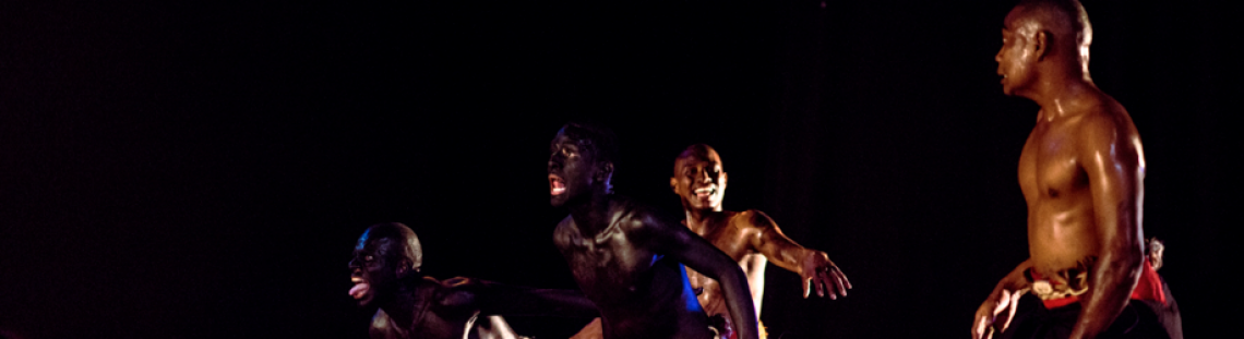 Hombres morenos en escena