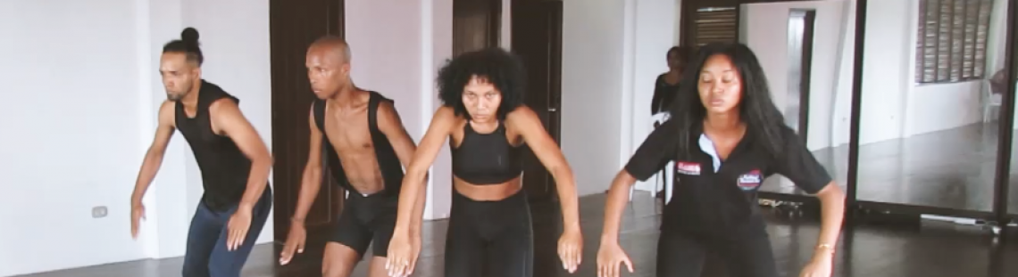 Bailarines en sala de ensayos