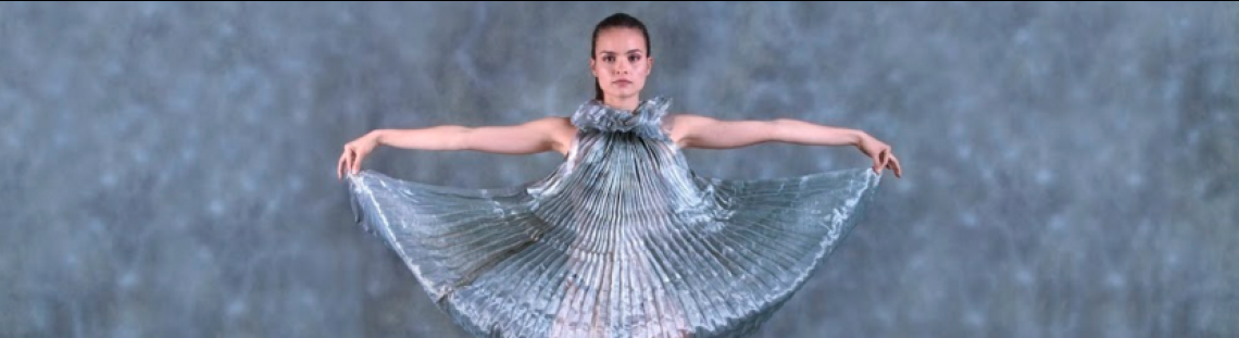 Mujer en escena con vestido gris