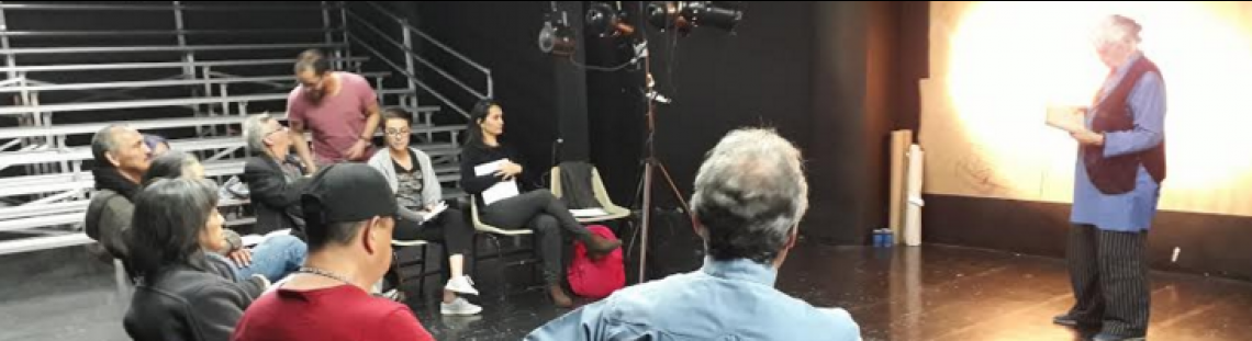Personas participando en una actividad en un salón