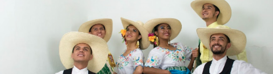 Jóvenes artistas posando para la cámara