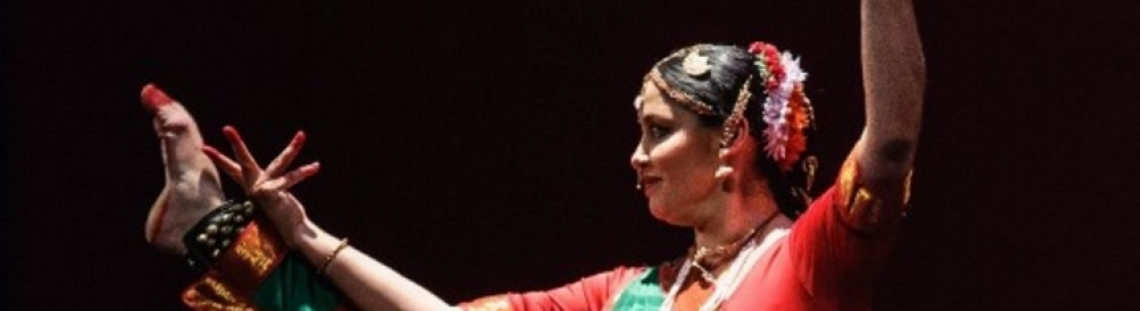Mujer danzando con vestido colorids y alegre