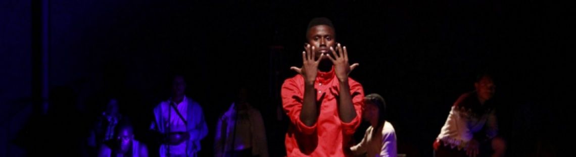 Hombre afrodescendiente en escena