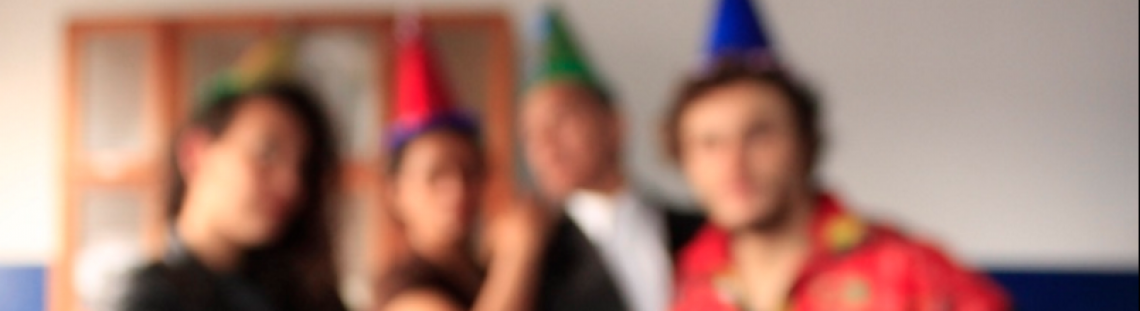 Personas posando para foto con gorro 