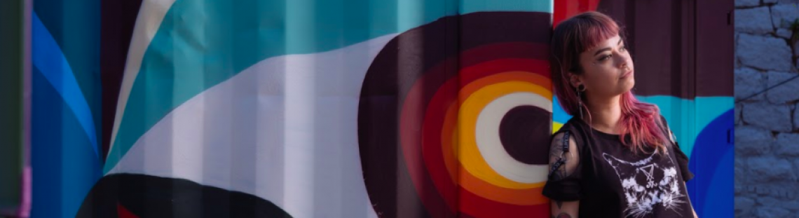 Mujer al lado del grafiti 