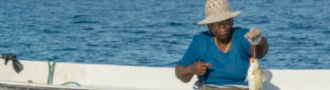 mujer pescando 