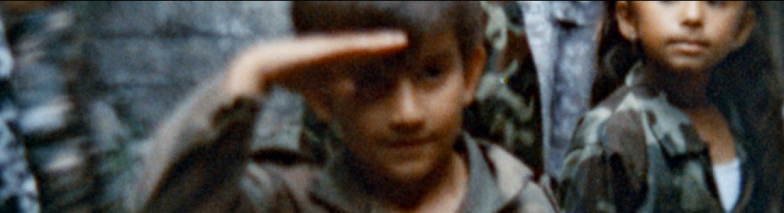 niño uniformado