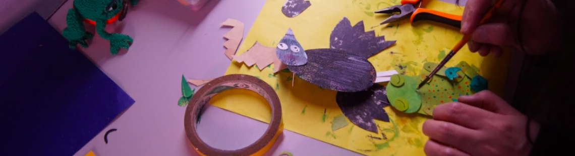 niños pintando 