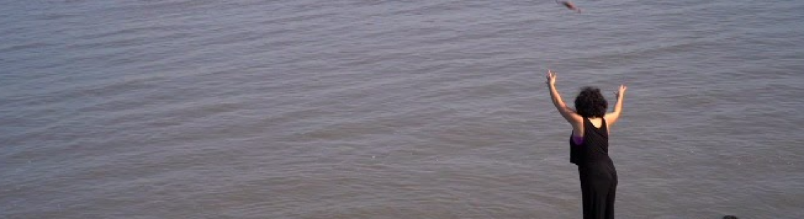 Mujer mirando el mar